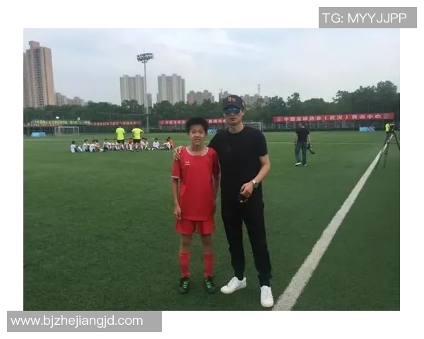 球星亲子互动踢足球：父爱与技巧的完美结合，传递运动精神与家庭温暖