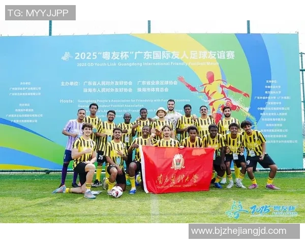 足球巨星亲临绿茵赛场展现非凡实力点燃全场热情与无尽期待