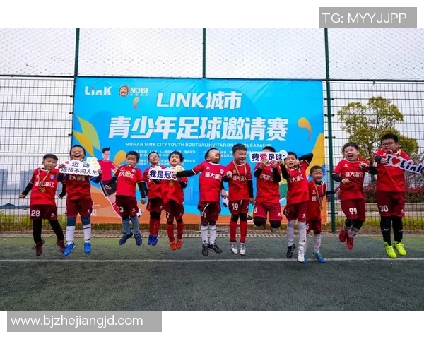 萌趣足球狂欢 大头娃娃球星热力登场点燃绿茵激情